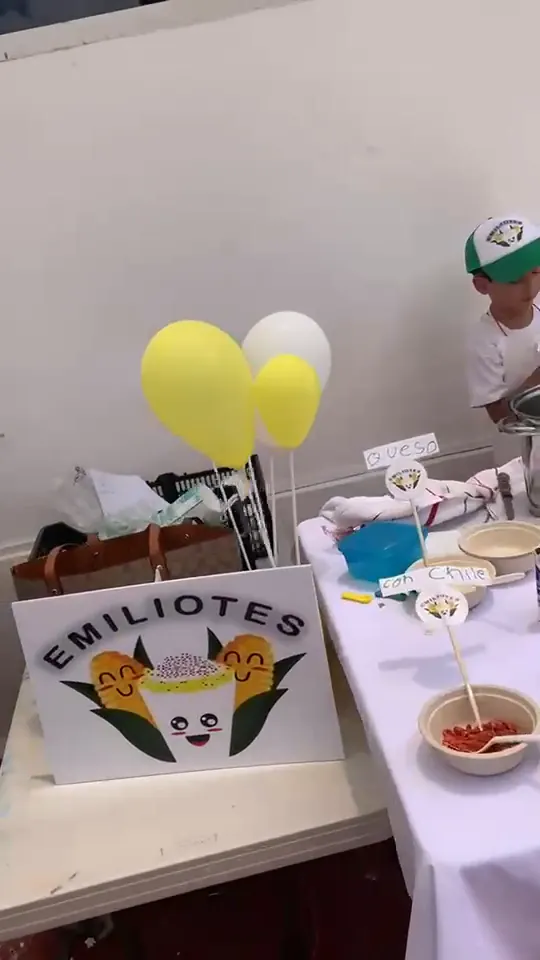 Letrero de Emiliotes con globos amarillos en el puesto del Business Fair